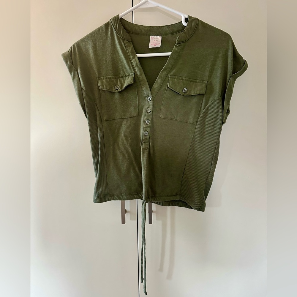 No Boundaries Green Cap Sleeve Button Down Shirt